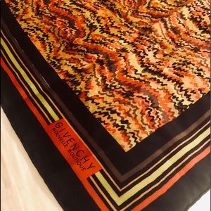 GIVENCHY NOUVELLE 4D Printed 💯% silk scarf 🧣